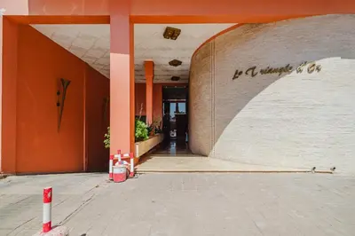 a hallway of a building with a wall with writing on it at Duplex Style and Confortable au Centre de la Ville in Marrakech