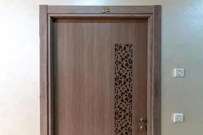 a wooden door with a sign on it at Studio calme au cœur de Marrakech Guiliz, proche Victor Hugo in Marrakech