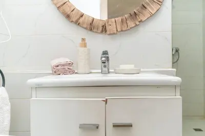 a bathroom with a sink and a mirror at Studio calme au cœur de Marrakech Guiliz, proche Victor Hugo in Marrakech