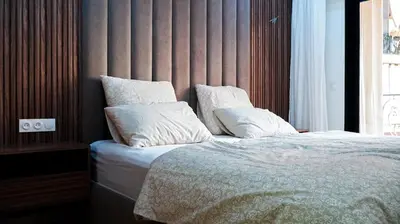 a bedroom with a bed with white sheets and pillows at Appartement de luxe au cœur du quartier majorelle in Marrakech