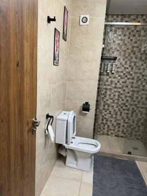 a bathroom with a toilet and a shower at Apartment piscine gueliz hivernage ctm train aeroport supratour in Marrakech