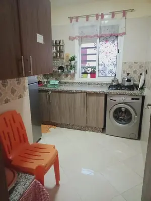 a kitchen with a washing machine and a window at Logement Confort Résidence Fermée avec Piscine in Marrakech