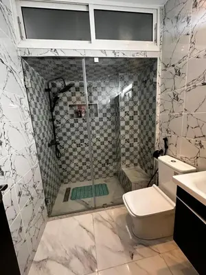 a bathroom with a shower and a toilet at Appartement Familial Spacieux & Moderne - Confort et Style au Rendez-vous ! in Marrakech
