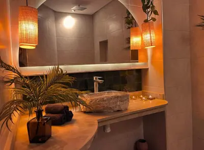 a bathroom with a sink and a mirror at Appartement Luxueux à Guéliz in Marrakech
