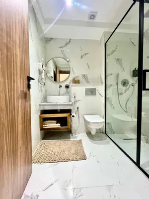 a bathroom with a toilet and a sink and a mirror at Résidence Ménara Garden Proche Gare & Jardins Ménara in Marrakech