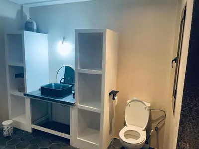 a bathroom with a toilet and a sink at Magnifique villa privée piscine 3ch, centre in Marrakech