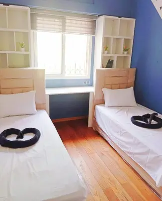 two beds in a room with two hats on them at Appartement Marrakech à 10 minutes de l'aéroport in Marrakech