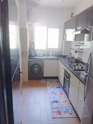 a kitchen with a sink and a washing machine at Appartement Marrakech à 10 minutes de l'aéroport in Marrakech