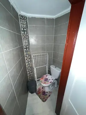 a small bathroom with a toilet and a shower at Appartement neuf bien situé in Marrakech