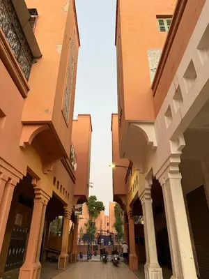 an alleyway between two buildings in a city at Appartement Aeropuerto in Marrakech