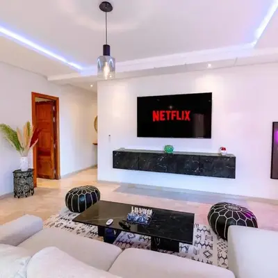 Studio avec piscine et lumières d'ambiance