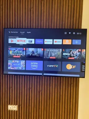 a television screen on a wall with different websites at Magnifique appartement à Guéliz, résidence de luxe in Marrakech
