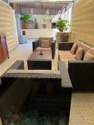 a living room with couches and a table at GUELIZ 2 chambres 1 terrasse proche majorelle in Marrakech
