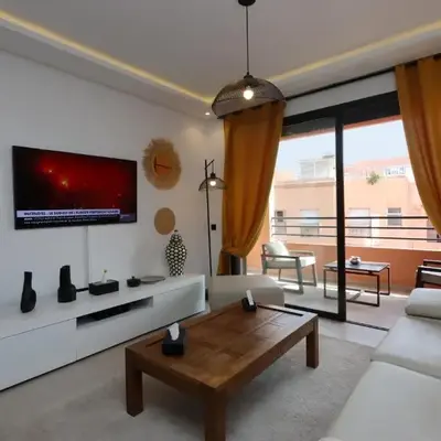 Modern top floor apartment with balcony!