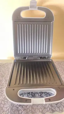 a close up of a grill on a table at RED YACOUT Parking Sécurisé in Marrakech