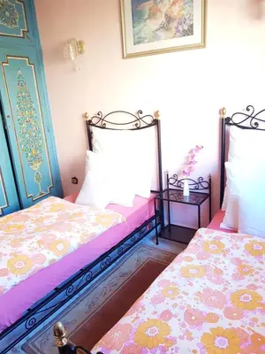 two beds sitting next to each other in a room at Appartement Andalou in Marrakech