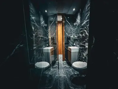 a bathroom with two toilets and two sinks at Cocon Stylé & Spacieux au Cœur de Ville in Marrakech