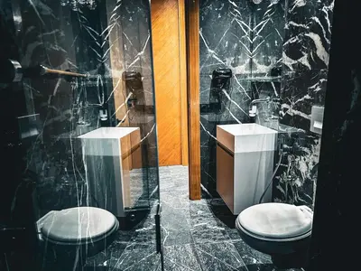 a bathroom with two toilets and a shower at Cocon Stylé & Spacieux au Cœur de Ville in Marrakech