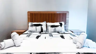 a bedroom with a large bed with white sheets and pillows at Cocon Stylé & Spacieux au Cœur de Ville in Marrakech