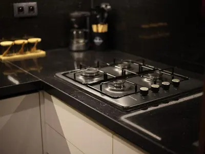 a stove top oven sitting on top of a kitchen counter at Éden Luxueux au Cœur de la Ville in Marrakech