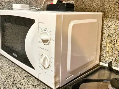a microwave oven sitting on top of a counter at Trésor de Gueliz avec Piscine et Terrasse in Marrakech