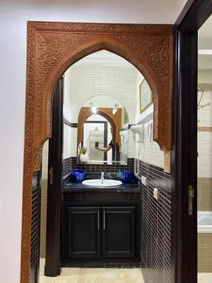 a bathroom with a sink and a mirror at Super apt plein centre de Gueliz hyper bien placer pour votre séjour tout à proximité resto café transport in Marrakech
