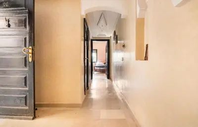 an empty hallway with an open door and a hallwayngthngthngthngthngthngth at Résidence riad jawhara in Marrakech