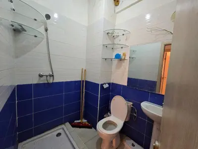 a blue and white bathroom with a toilet and a sink at Appartement Meublé 2 Chambres avec Wi-Fi Haut Débit in Marrakech