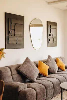 a living room with a couch and a mirror at Z-series Appartement unique et moderne in Marrakech