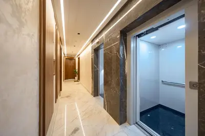 a corridor in a hotel with a glass door at Luxuriöse Wohnung im Herzen von Marrakesch Gueliz in Marrakech
