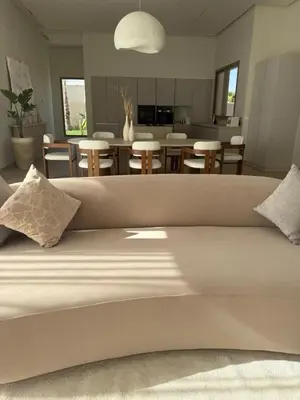 a living room with a couch and a dining room at Villa Zeytoune sans vis à vis in Marrakech