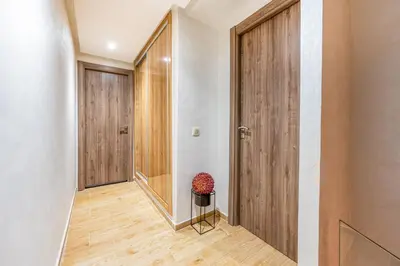 a hallway with a door and a flower in a vase at Marrakech Duplex Spacieux avec Terrasse in Marrakech