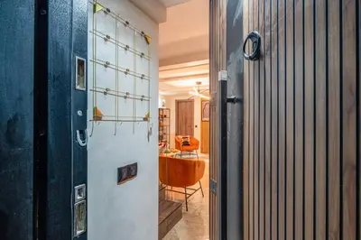 a hallway with a door leading to a room at Marrakech Duplex Spacieux avec Terrasse in Marrakech