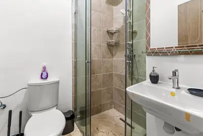 a bathroom with a shower and a toilet and a sink at Écrin Soleil proche Guéliz et sécurisé in Marrakech
