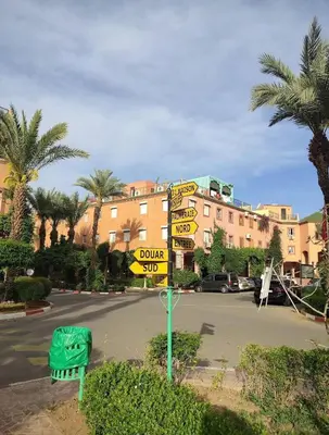 a street sign in the middle of a street at Très bel Riad avec piscine au cœur de Marrakech in Marrakech