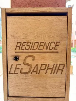 a wooden box with the words resilience ie sapping at N1 Moderne Confortable FAMILY Près De Gueliz in Marrakech