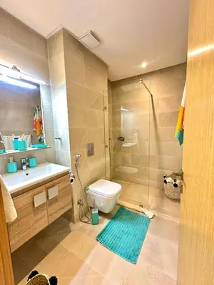 a bathroom with a toilet and a sink and a shower at Séjournez dans un appart moderne, calme et tout équipé à Marrakech in Marrakech