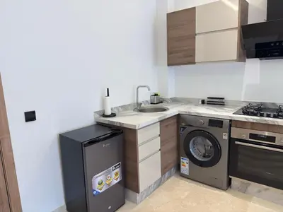 a kitchen with a sink and a washing machine at Modernes Apartment in Top-Lage Guéliz, Marrakech 2 in Marrakech