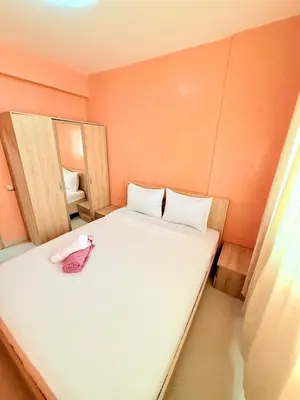 a small room with a bed and a mirror at N9 Parfait Top Près De Gueliz in Marrakech