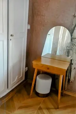 a wooden dressing table with a mirror on it at Bloom Hivernage Deluxe - 2 Chambres - Le Soleil en Mars - Petit déjeuner et Services de chambres inclus - A 10mn des sites - Balcon végétal in Marrakech