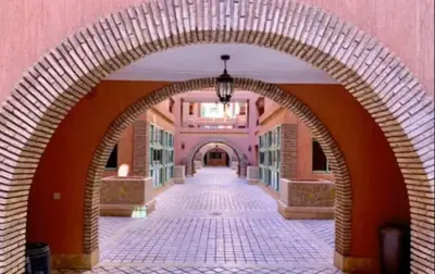 an archway in a building with a brick hallway at Appartement neuf hivernage in Marrakech