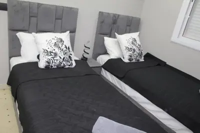 two beds sitting next to each other in a bedroom at Appartement mamá MK in Marrakech