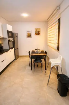 a kitchen and dining room with a table and chairs at Appartement spacieux centre ville quartier dynamique in Marrakech
