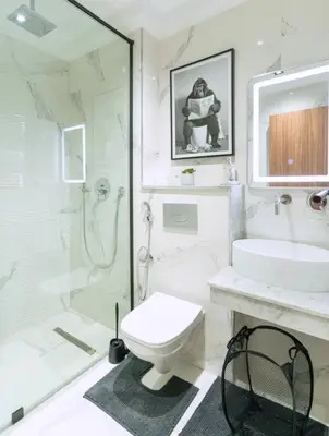 a bathroom with a toilet and a sink and a shower at Menara Garden Cosy Appartement Hivernage Marrakech in Marrakech