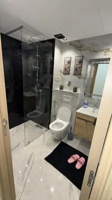 a bathroom with a toilet and a shower and a sink at L'aube de l'éveinage 2 bedrooms Marrakech station in Marrakech