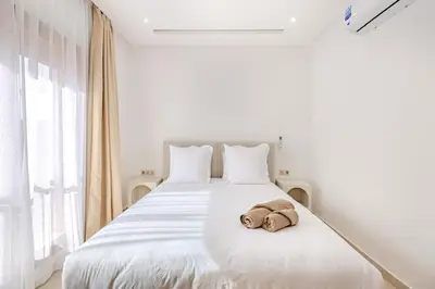 a bedroom with a white bed with two towels on it at Magnifique appartement moderne 1 chambre proche de la gare de Gueliz in Marrakech