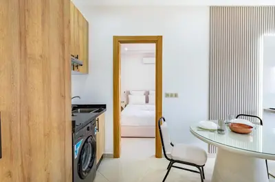 a kitchen and dining room with a table and a washing machine at Appartement 1 chambre proche de la gare de Gueliz in Marrakech