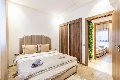 a bedroom with a large bed in a room at Magnifique appartement 2 chambres à Menara Garden Marrakech in Marrakech