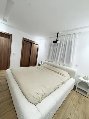 a white bed in a white bedroom with a window at Appartement de Luxe 3 Chambres avec piscine au centre in Marrakech