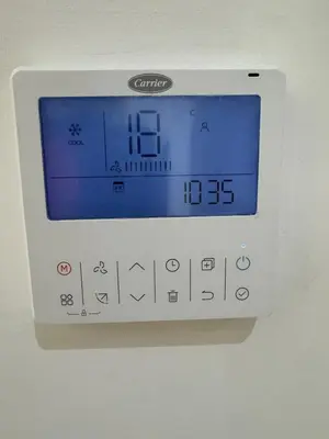 an electronic clock is attached to a wall at Appartement de Luxe 3 Chambres avec piscine au centre in Marrakech